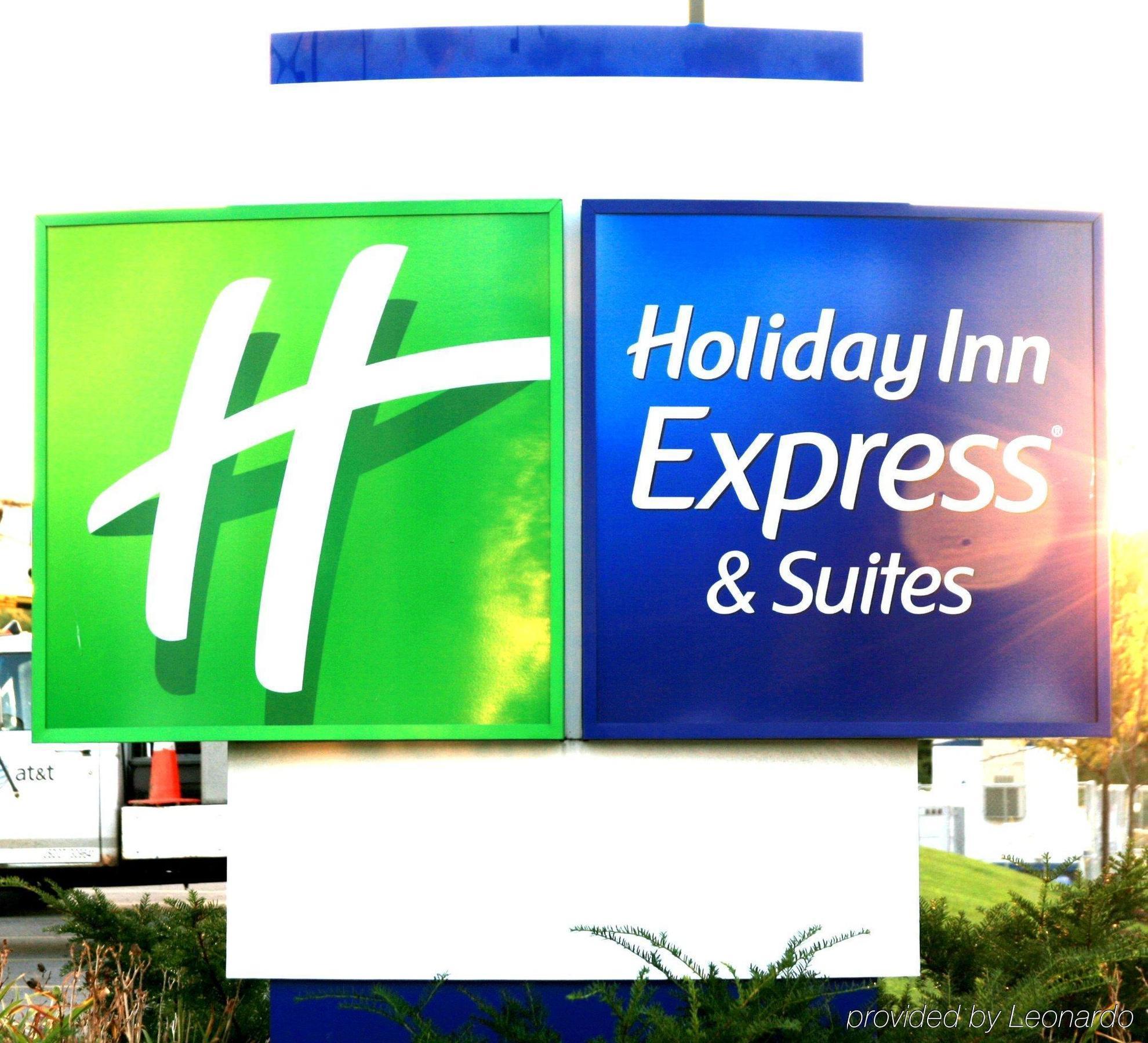 Holiday Inn Express & Suites Youngstown West I 80, An Ihg Hotel Bagian luar foto